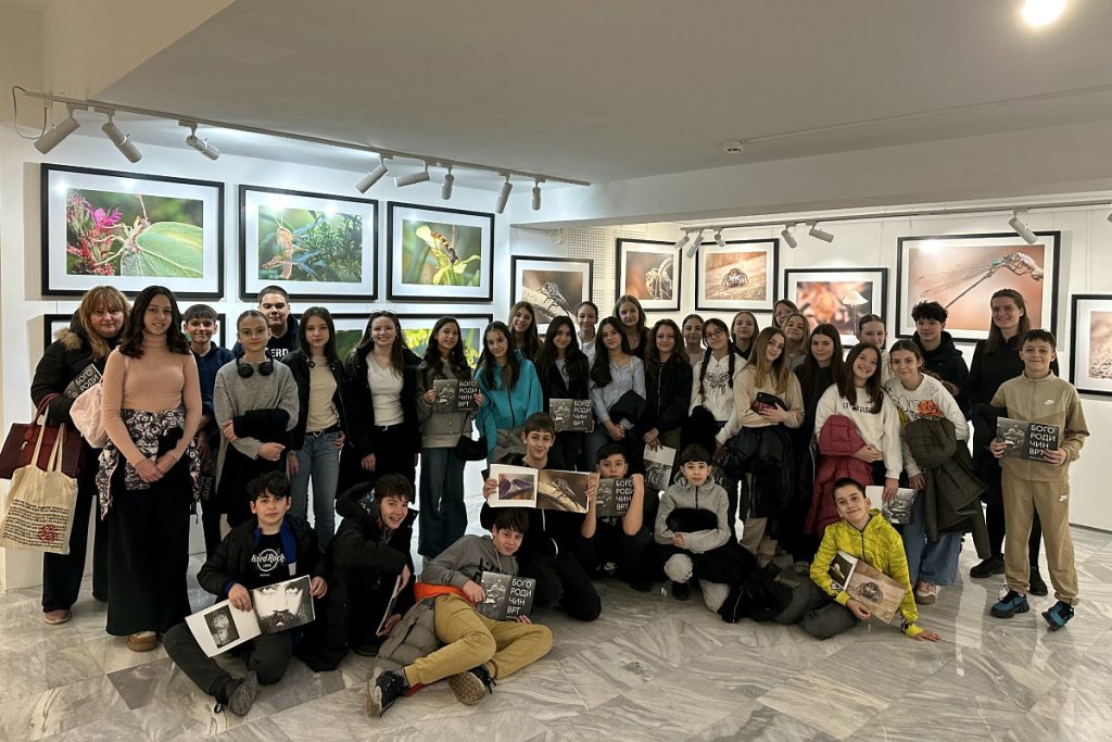 Професори и ученици Математичке гимназије и ОШ „Никола Тесла” из Раковице посетили изложбу ауторских фотографија монаха Теодосија Хиландарца