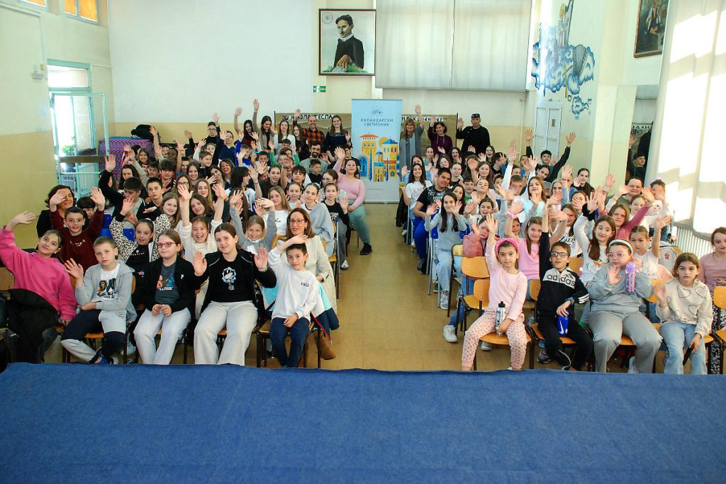 Књижевник Урош Петровић одржао предавање у оквиру циклуса „Разговори о Хиландару” у ОШ „Никола Тесла” у Раковици