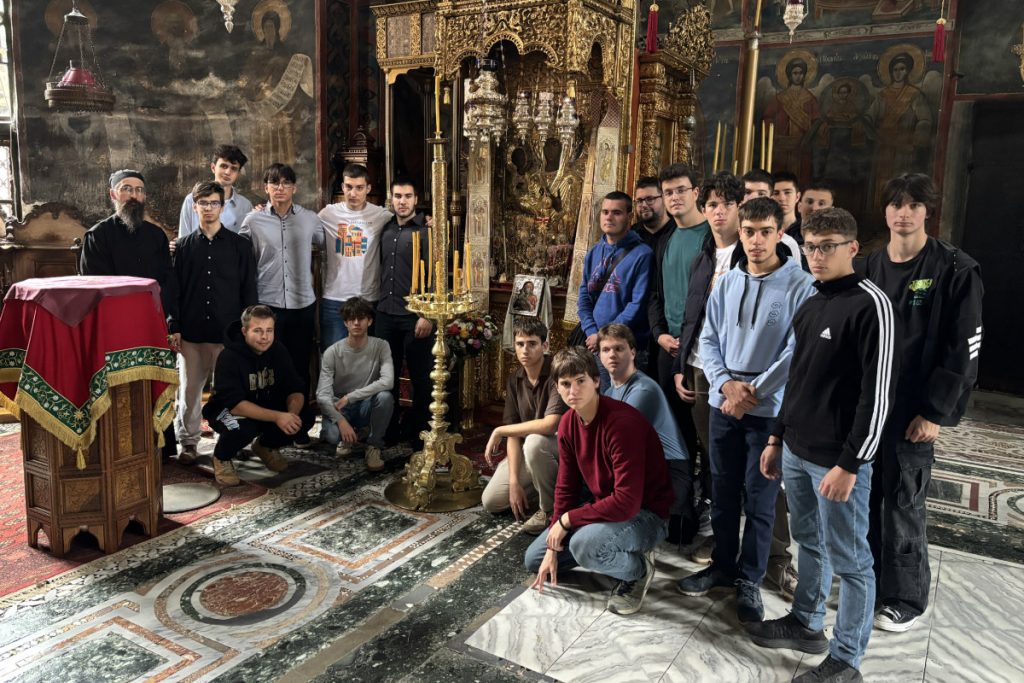 Награђени ученици у посети Светој царској српској лаври манастиру Хиландару